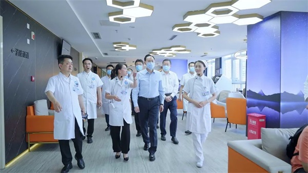 通用技術(shù)集團(tuán)董事長(zhǎng)、黨組書記于旭波一行調(diào)研通用醫(yī)療成都區(qū)域醫(yī)院(圖2)